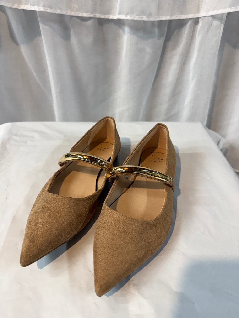 Women's Tan Pointed-Toe Flats with Gold Strap🚌